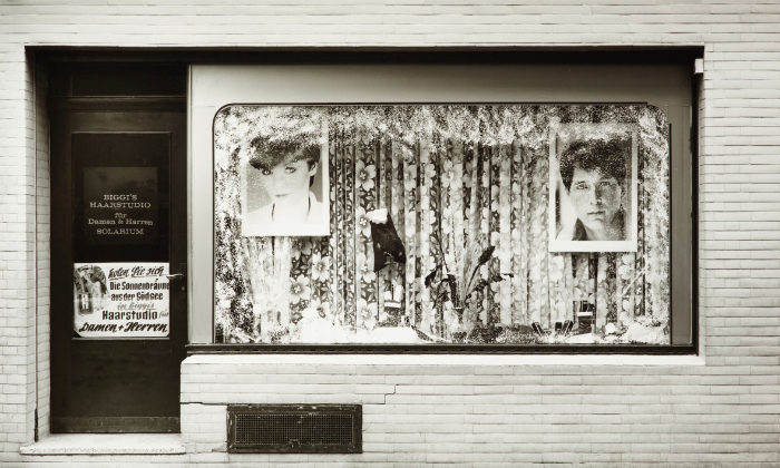 Tata Ronkholz: Friseur, Köln-Ehrenfeld, Philippstraße 30, 1980  © VAN HAM Art Estate: Tata Ronkholz, 2025